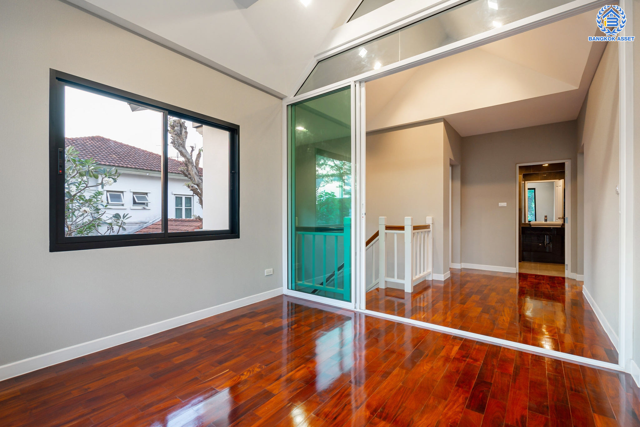 บ้านมือสองตกแต่งใหม่ ม.มัณฑนา วัชรพล-รามอินทรา1 เนื้อที่ 71.5 ตร.ว. ฟังก์ชัน 3 ห้องนอน 3 ห้องน้ำ จอดรถได้ 4 คัน พร้อม Living Room กว้างขวาง บนทำเลใจกลางเมือง! เชื่อมต่อทั้งถนนเกษตร-นวมินทร์, ลาดพร้าว, รัชโยธินฯ ใกล้ทางด่วนรามอินทรา และรถไฟฟ้าสายสีน้ำตาล "สถานีโรงเรียนสตรีวิทยา2